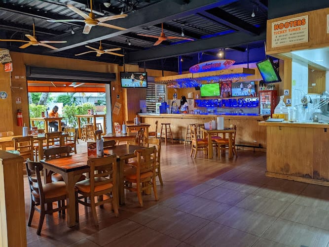 Imagen de Hooters Cali - Restaurante americano en Cali